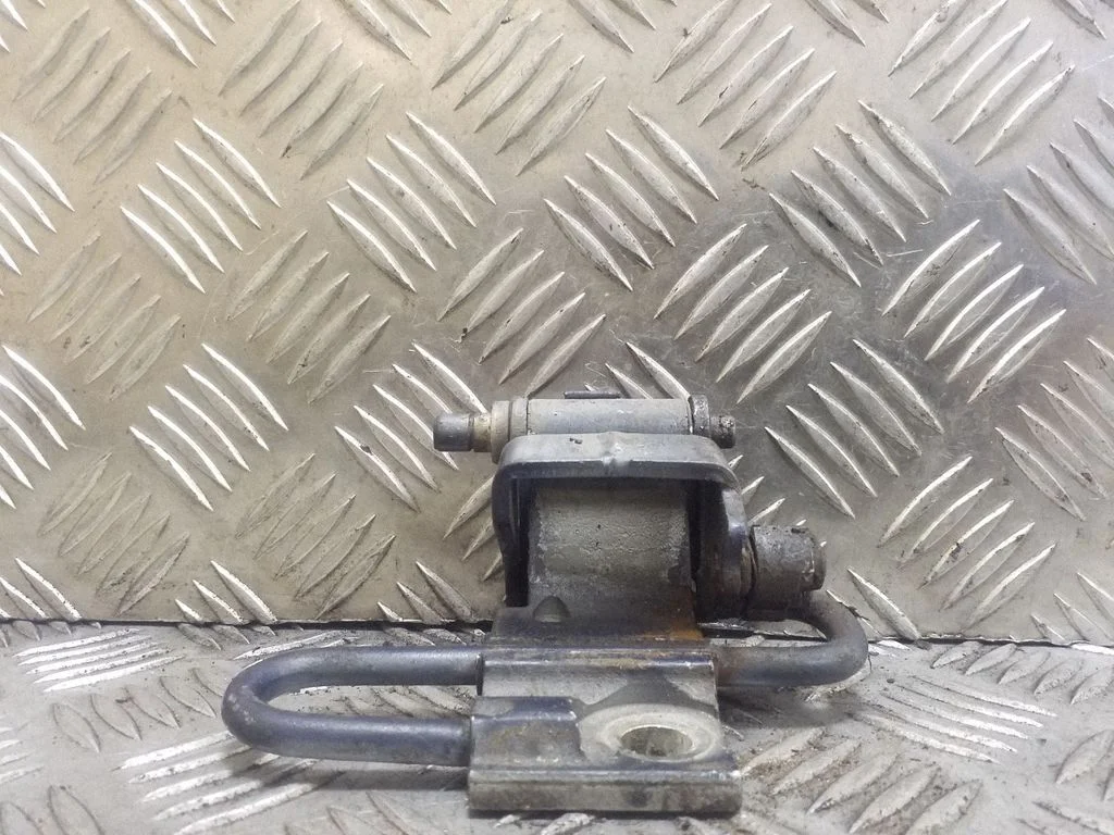 Esiukse alumine hing 4B0831411A