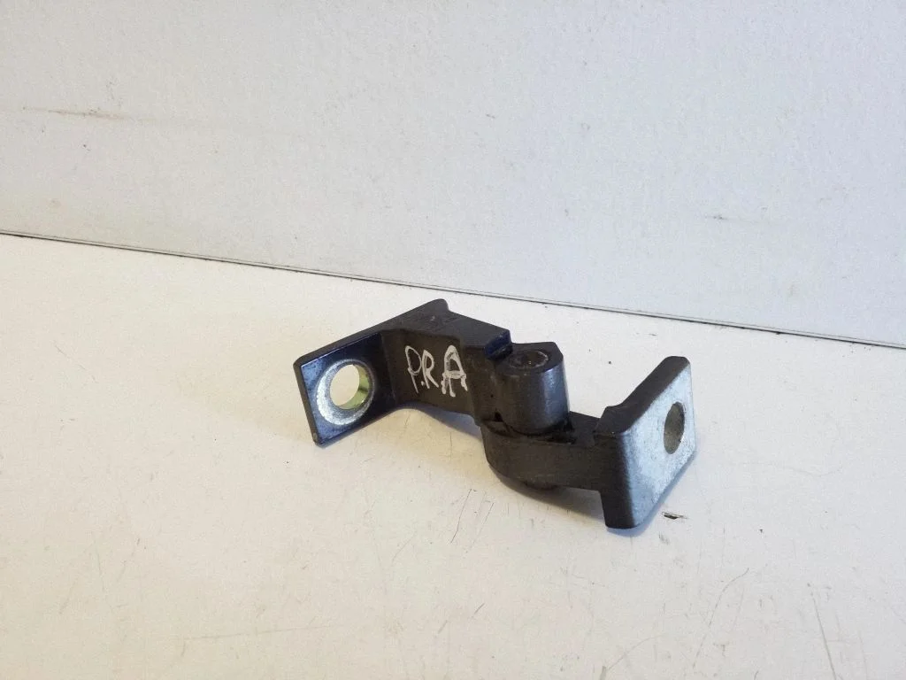 Priekšējā apakšējā eņģe 8K0831402K