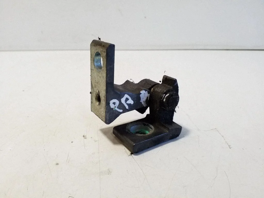Front door lower hinge 7N0831402