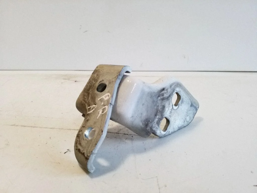 Front door lower hinge – right
