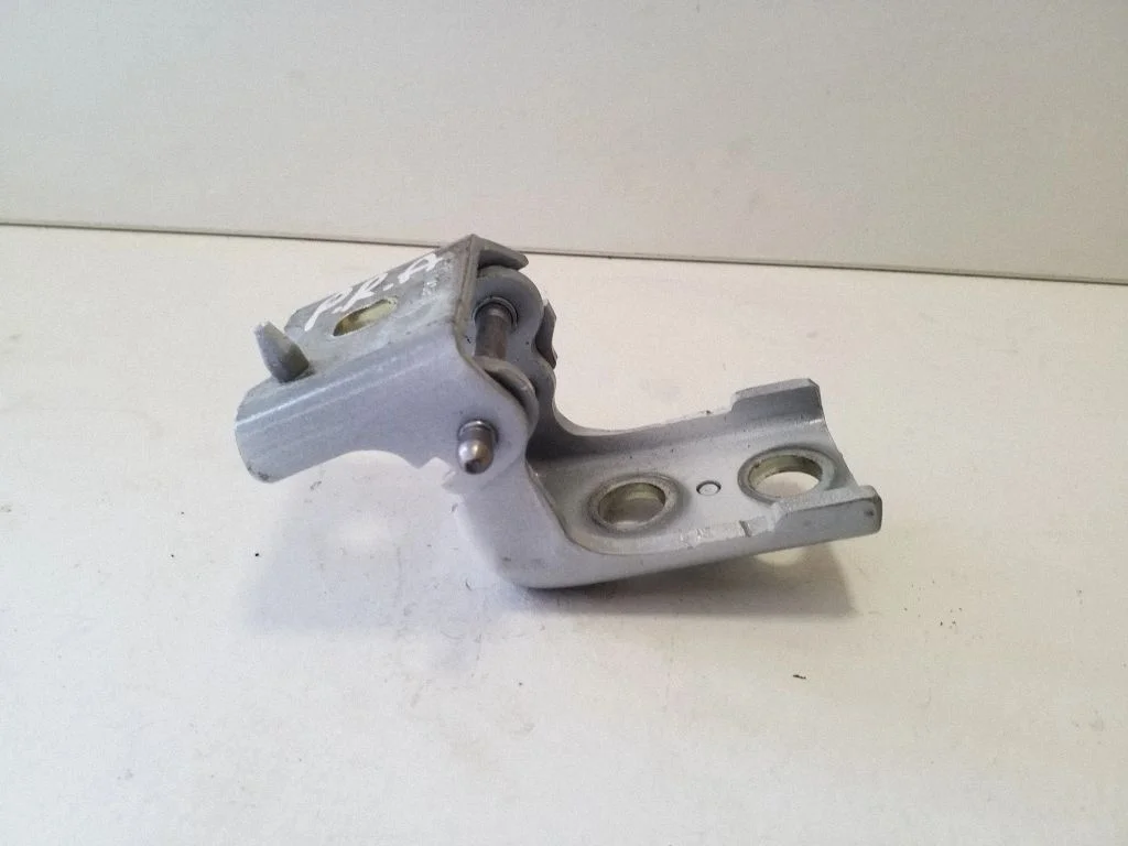 Front door lower hinge – right