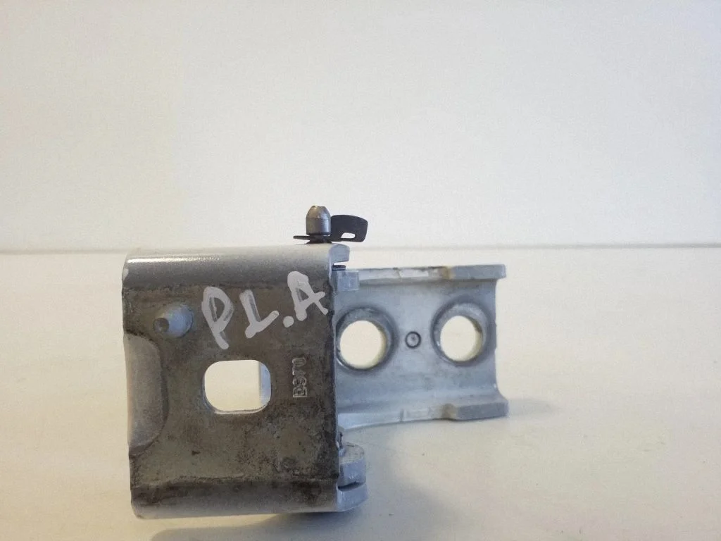 Front door lower hinge – front left