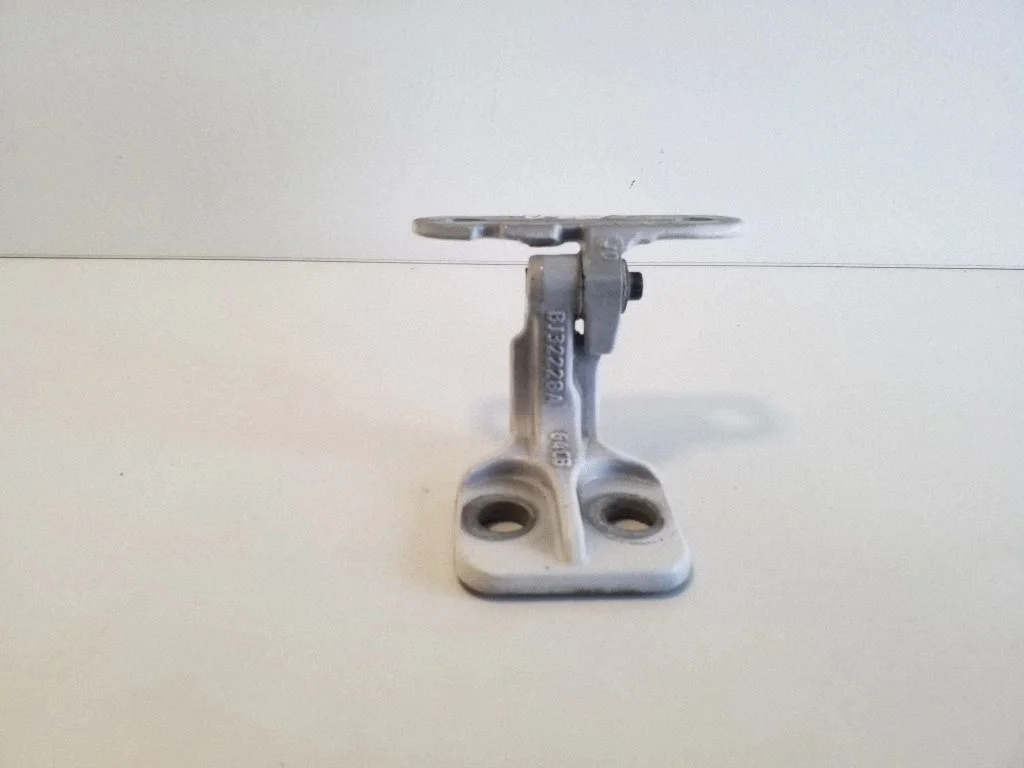 Esiukse alumine hing BJ32228A