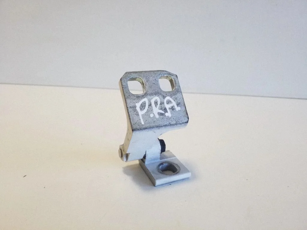 Priekšējā apakšējā eņģe 19795C