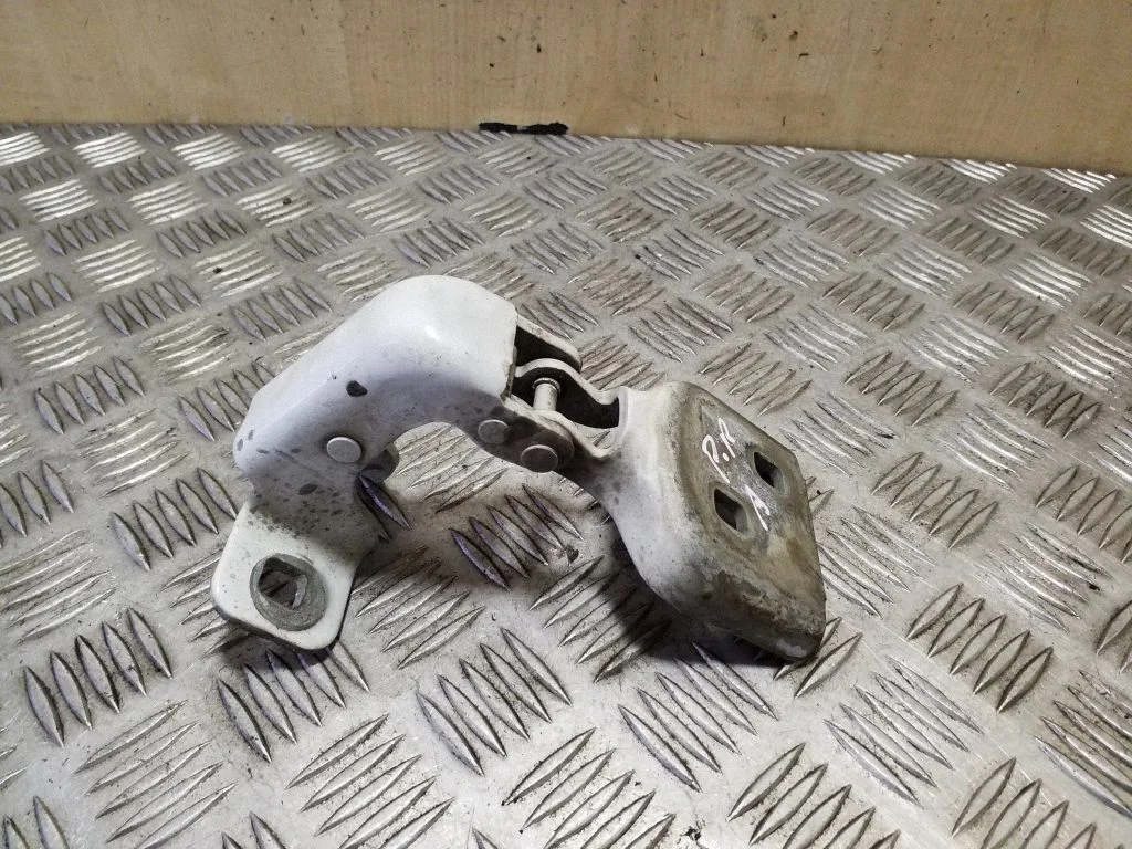 Zawias dolny drzwi przednich 804000006R – Renault Master III (2010-2024)