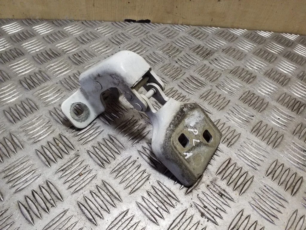 Zawias dolny drzwi przednich 804000006R – Renault Master III (2010-2024)