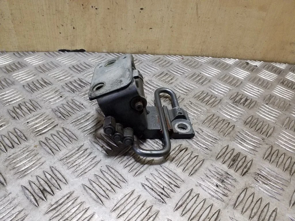Front door lower hinge – Audi A3 S3 8P (2003-2012)
