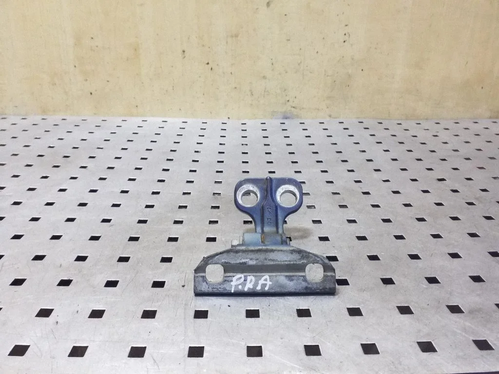 Front door lower hinge 6H52228A64AE