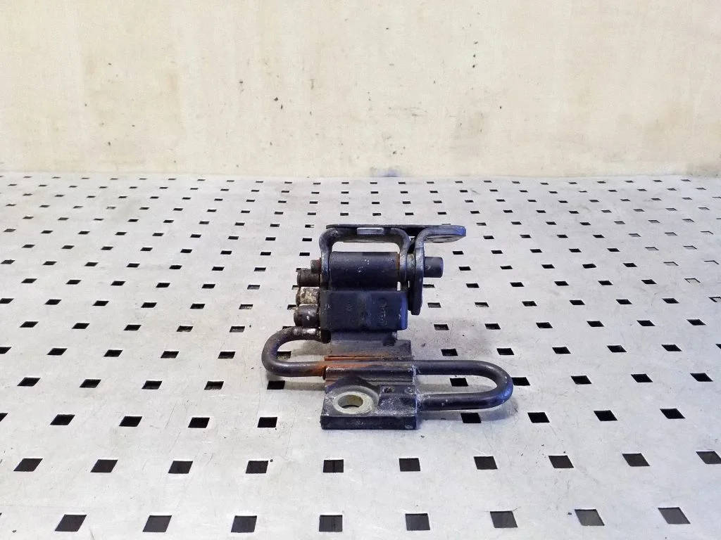 Front door lower hinge – Audi A6 Allroad C5 (1999-2005)