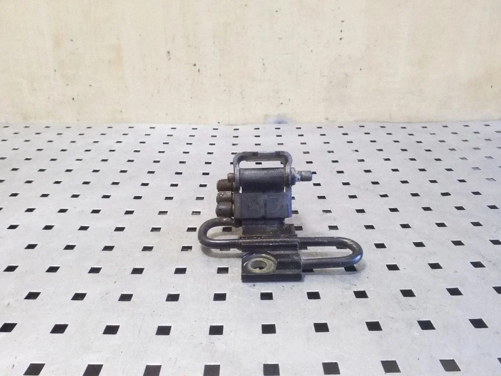 Front door lower hinge – Audi A6 Allroad C5 (1999-2005)
