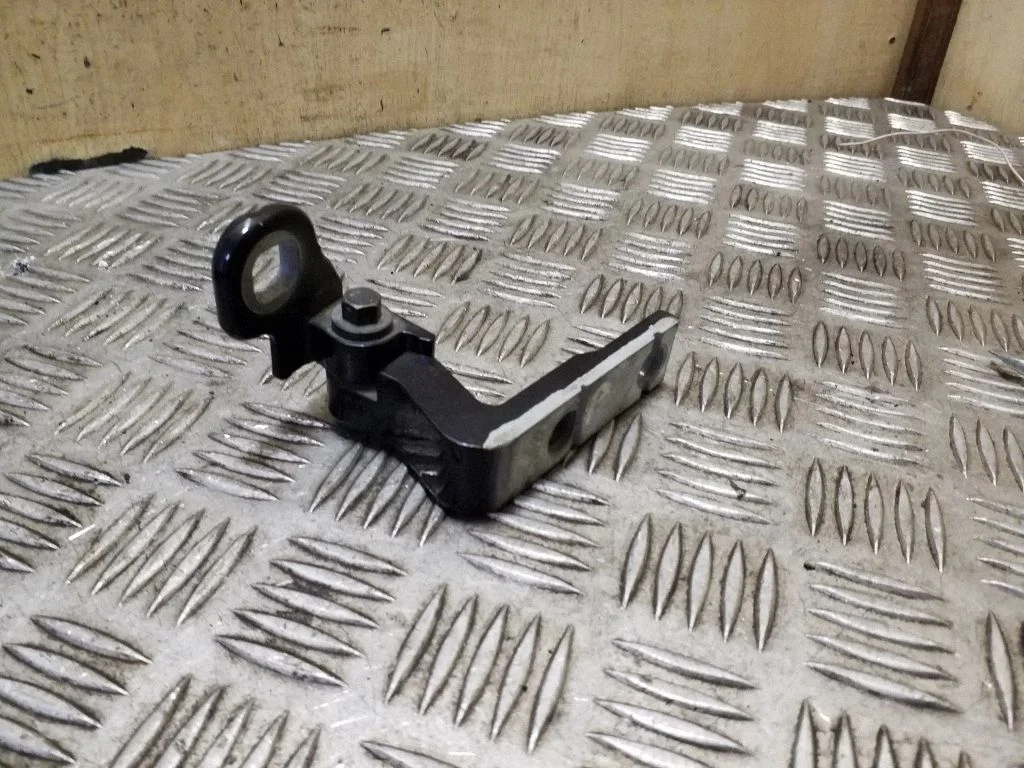 Front door lower hinge 31352690