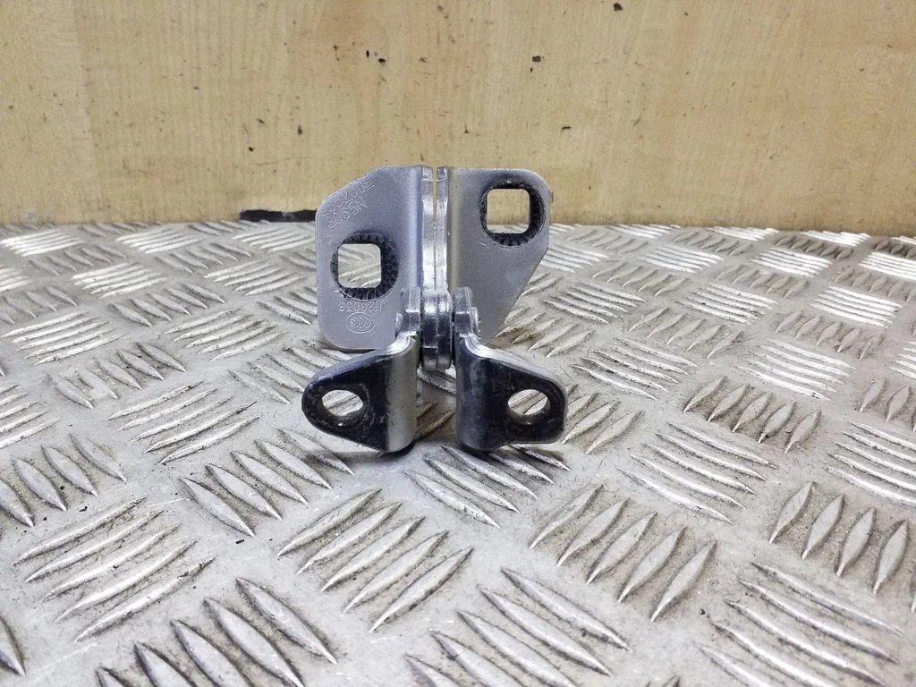 Front door lower hinge – Tesla Model S (2012-)