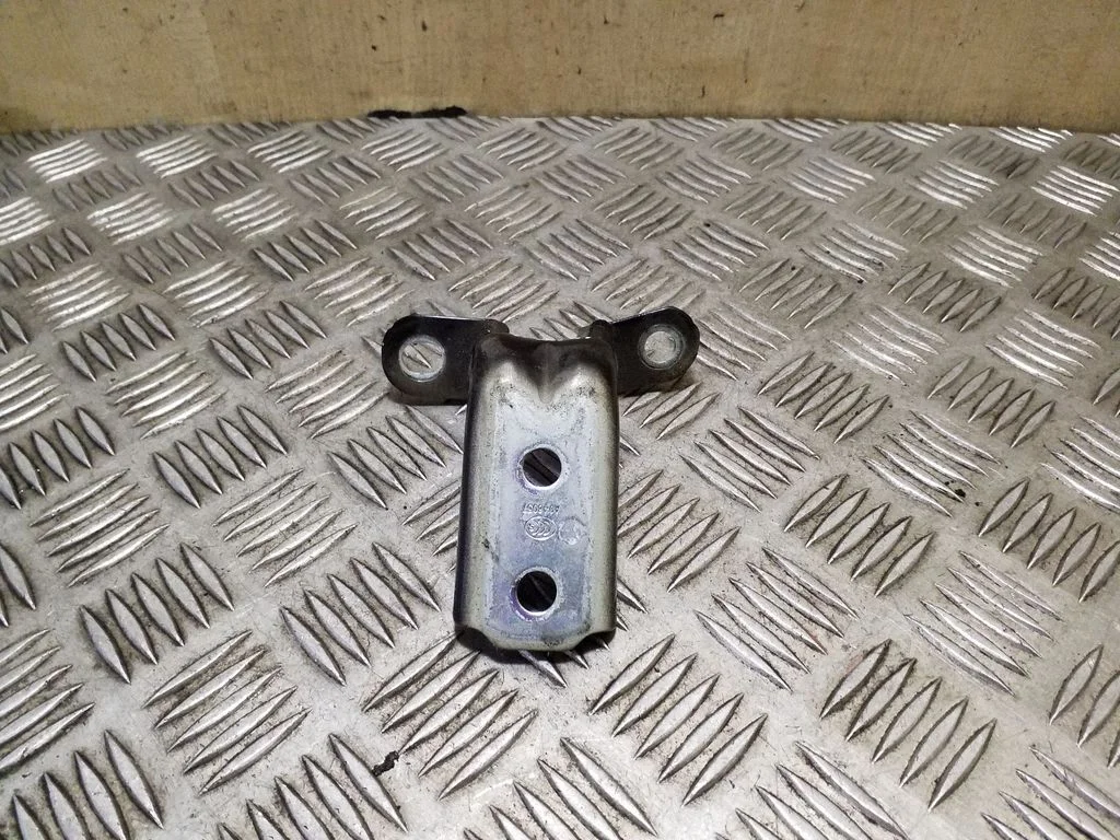 Front door lower hinge – right
