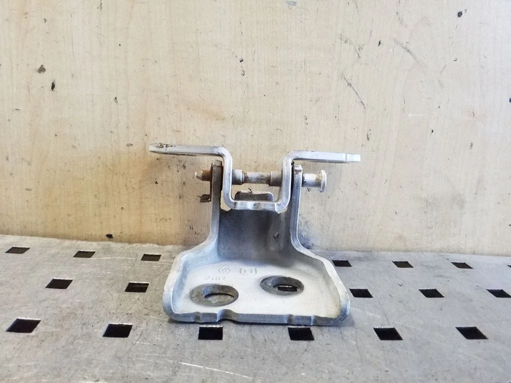 Front door lower hinge – right