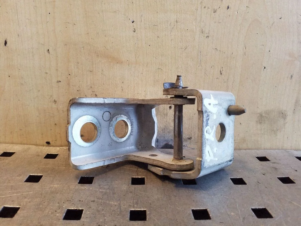 Front door lower hinge – Citroen C4 Grand Picasso (2013-2018)