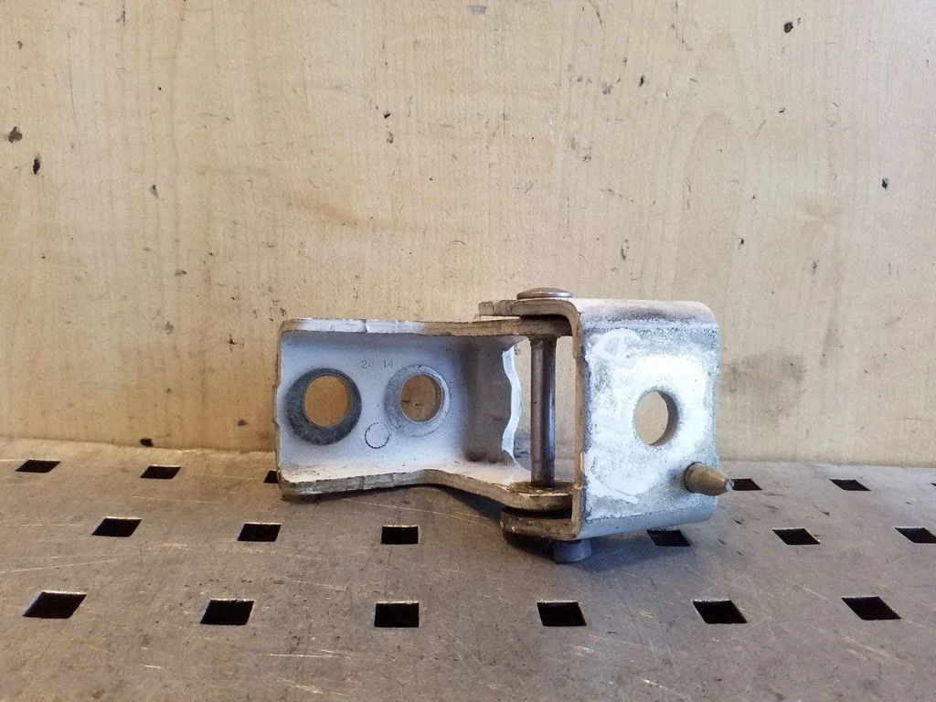 Front door lower hinge – Citroen C4 Grand Picasso (2013-2018)