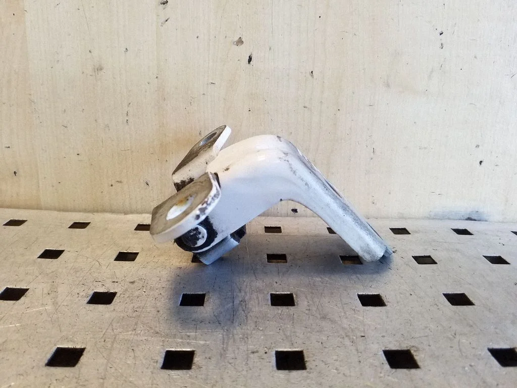 Priekšējā apakšējā eņģe – labā