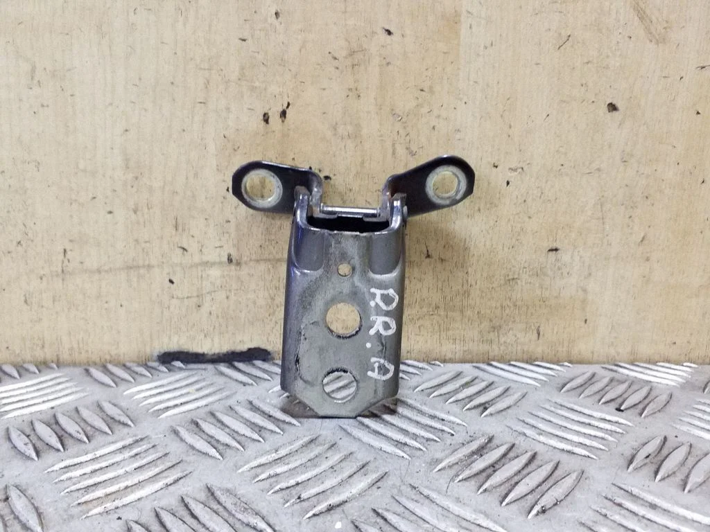 Front door lower hinge – right