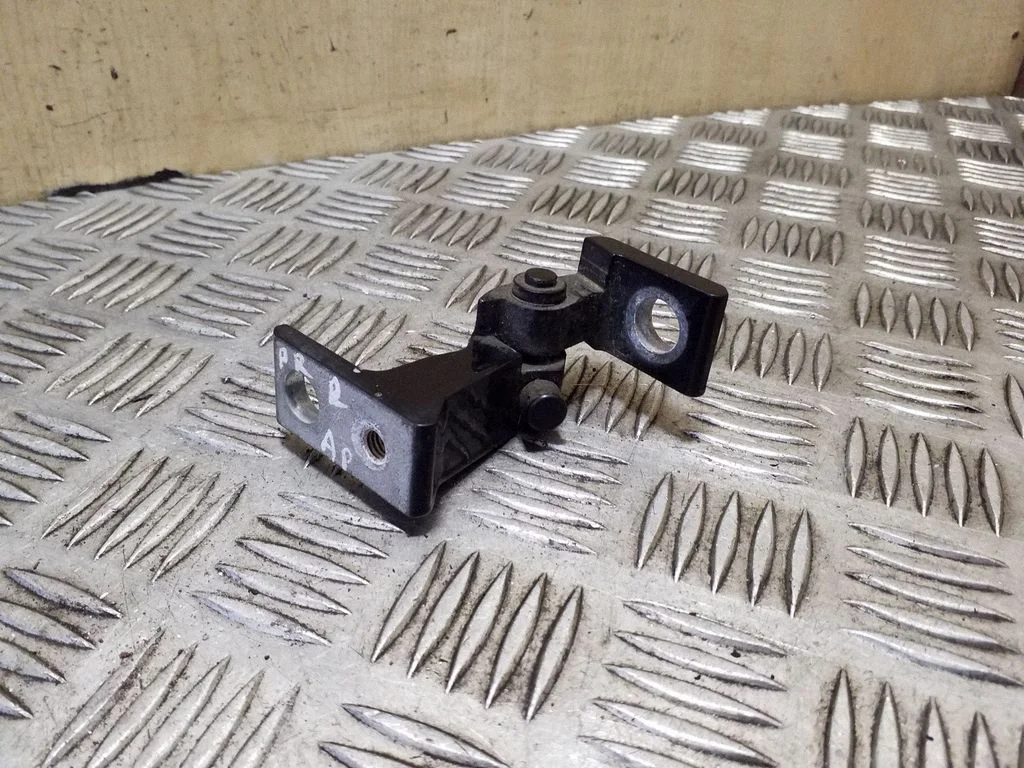 Esiukse alumine hing 8K0831402B