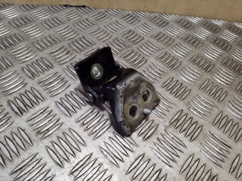 Front door lower hinge – right