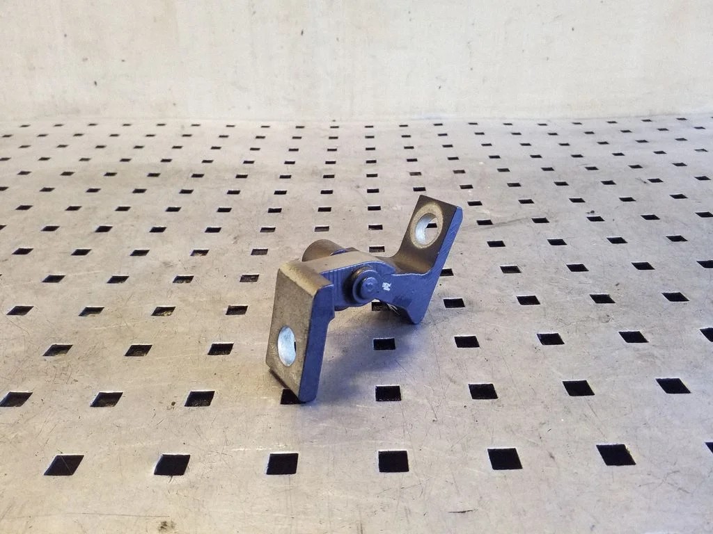 Front door lower hinge 7N0831401