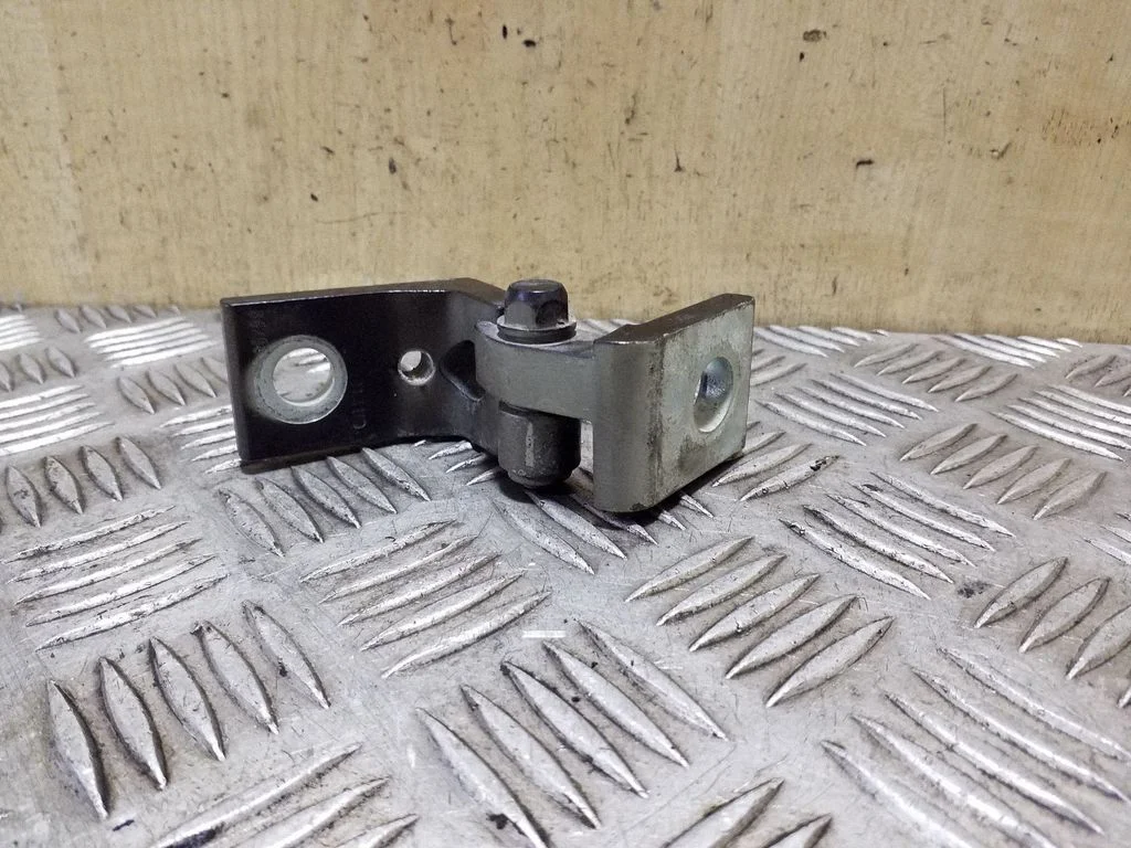 Front door lower hinge – Skoda Octavia Mk2 (1Z) (2004-2013)