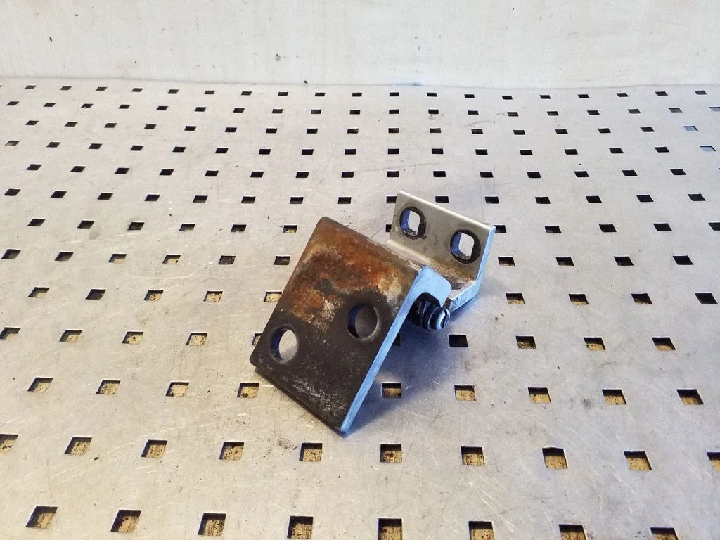 Front door lower hinge 415182651589