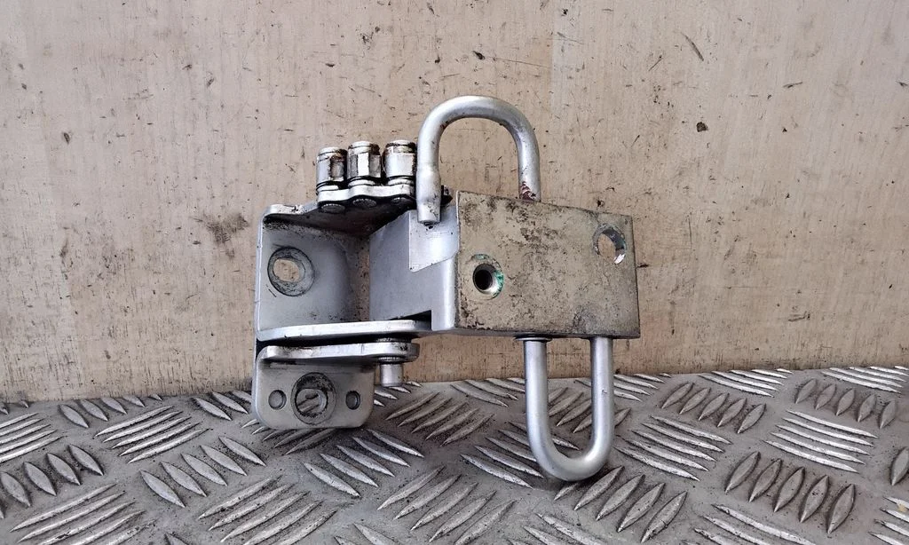 Front door lower hinge 7L0831412A