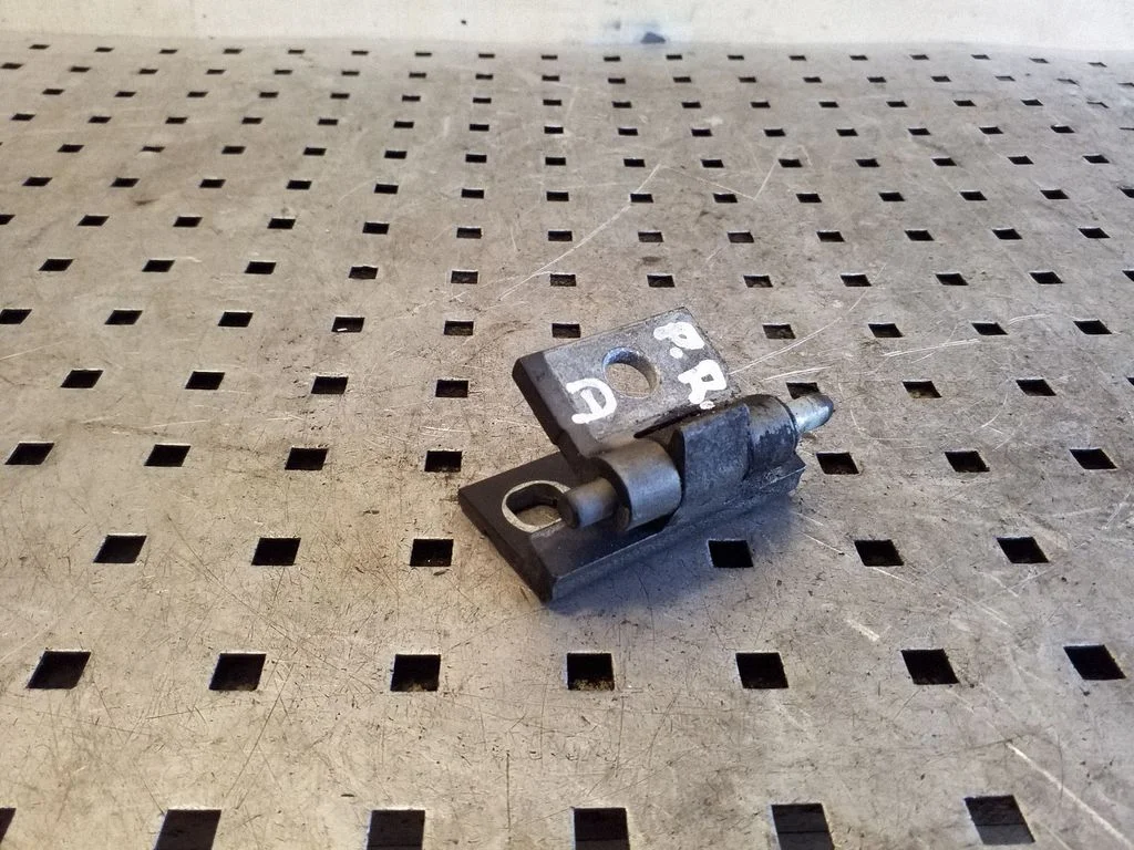 Front door lower hinge – right