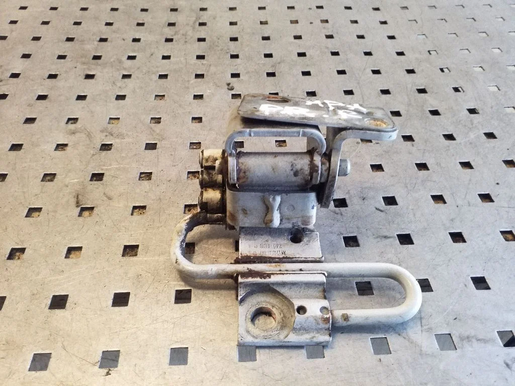 Front door lower hinge 1P0831412