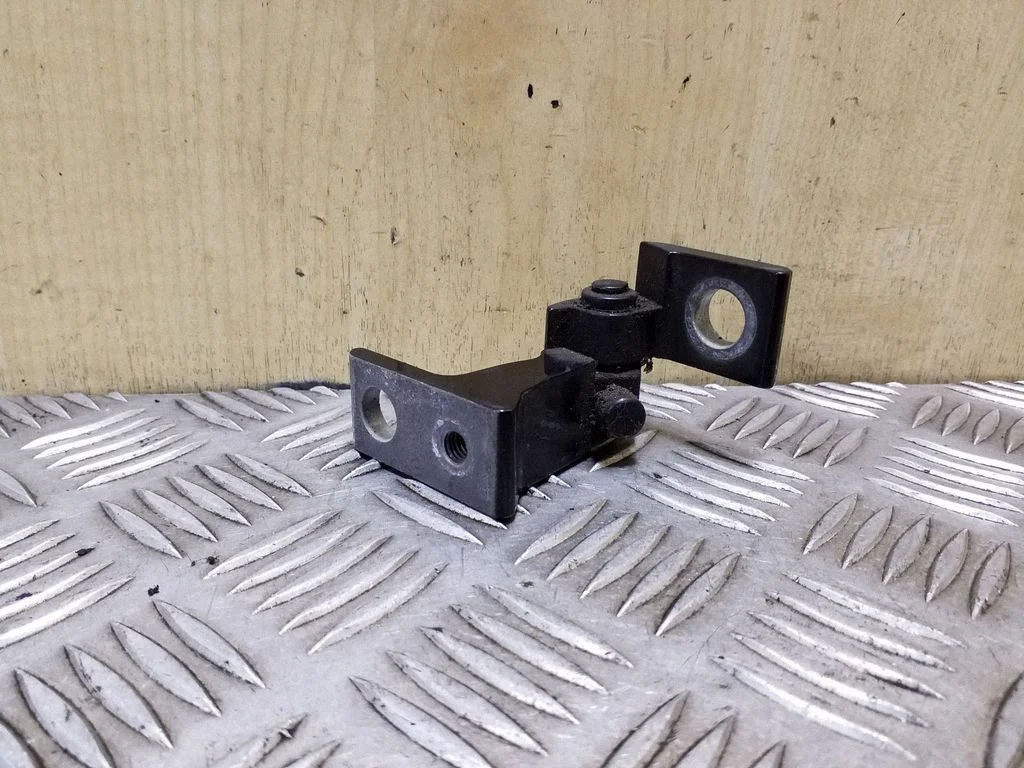 Front door lower hinge 4G0831402B
