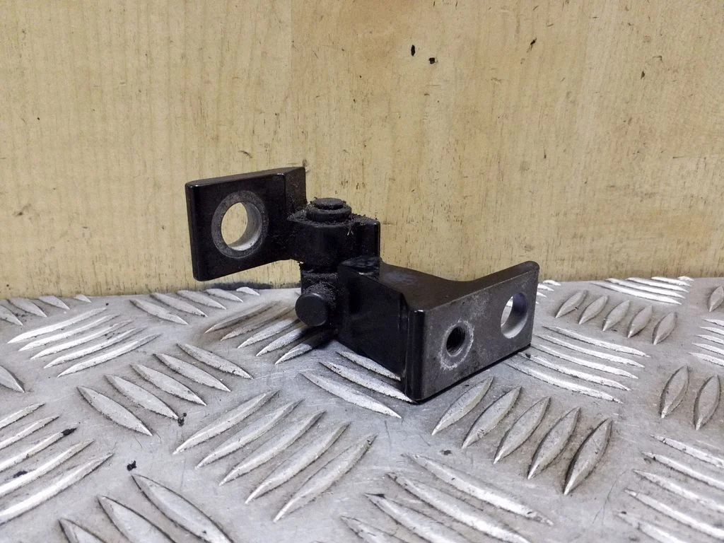 Front door lower hinge 4G0831401B