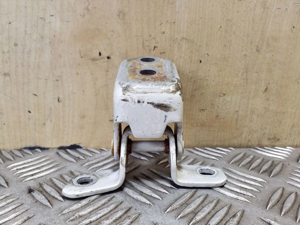 Front door lower hinge – right