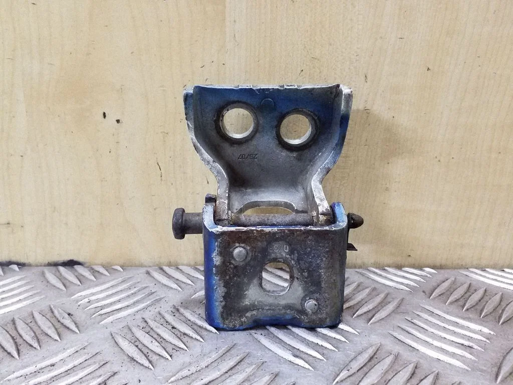 Front door lower hinge – left
