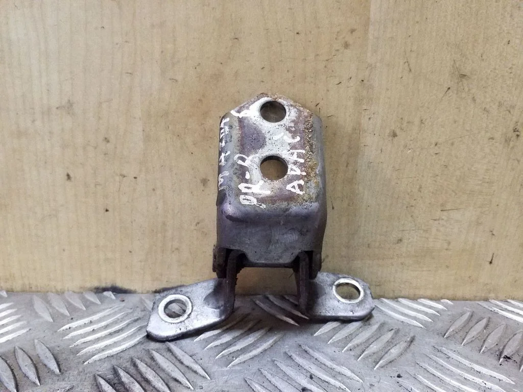Front door lower hinge – right