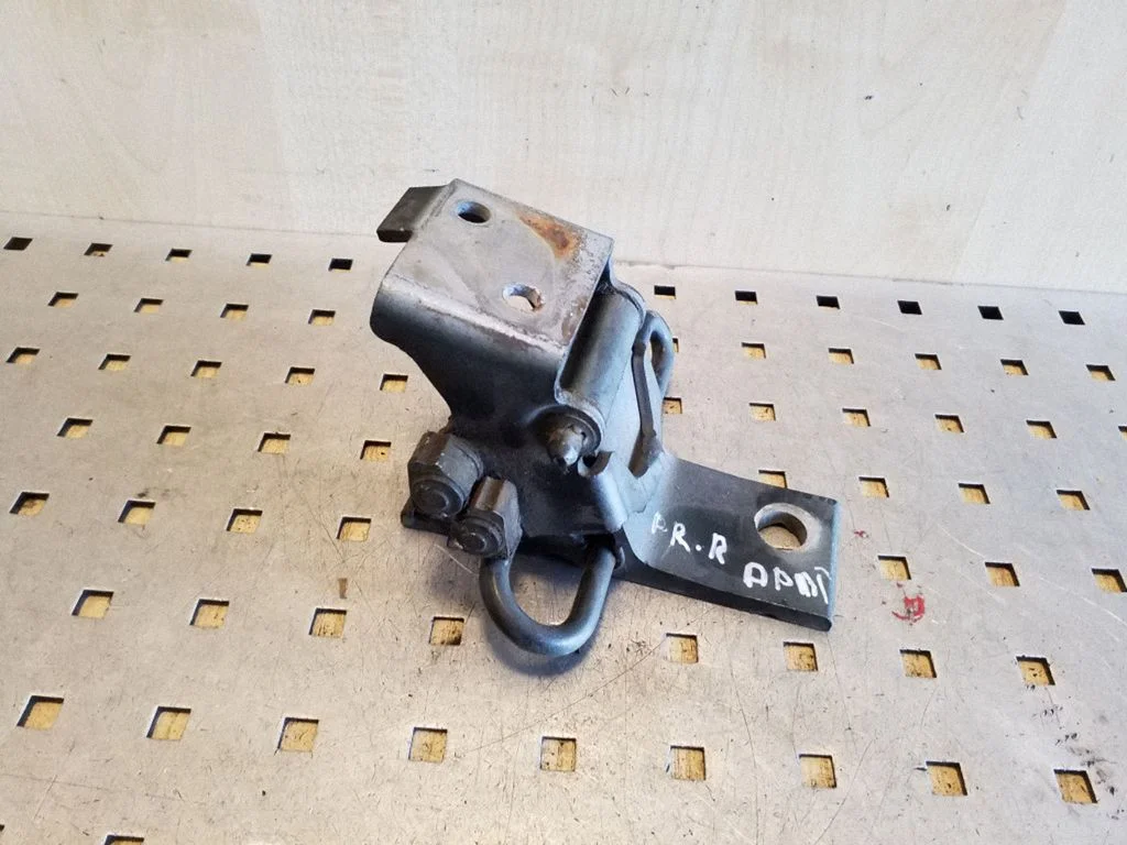 Front door lower hinge 4D0831412 – Audi A8 S8 D2 4D (1994-2002)