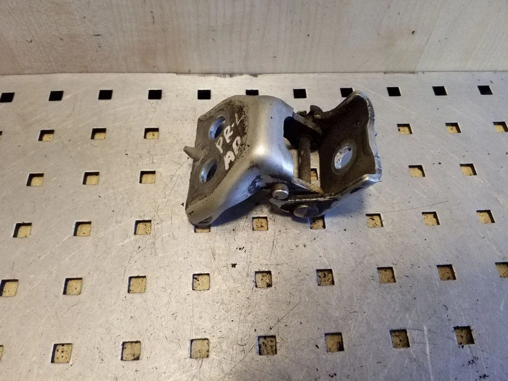 Priekšējā apakšējā eņģe – priekšējā kreisā