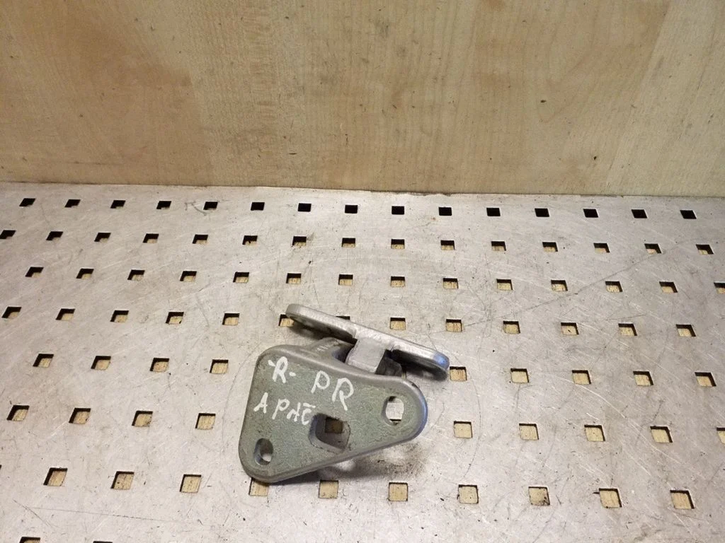 Front door lower hinge – right