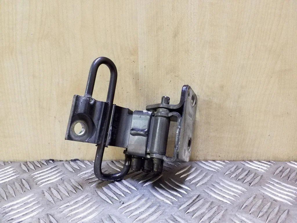 Front door lower hinge – Volkswagen Touareg I (2002-2010)