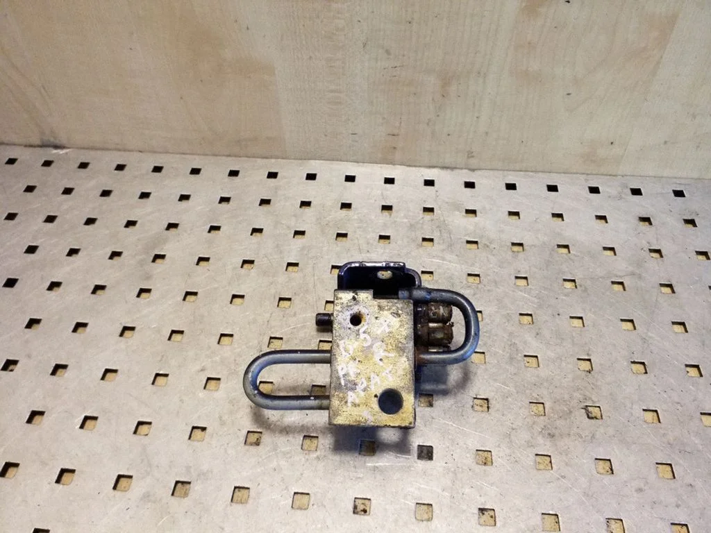 Front door lower hinge – right