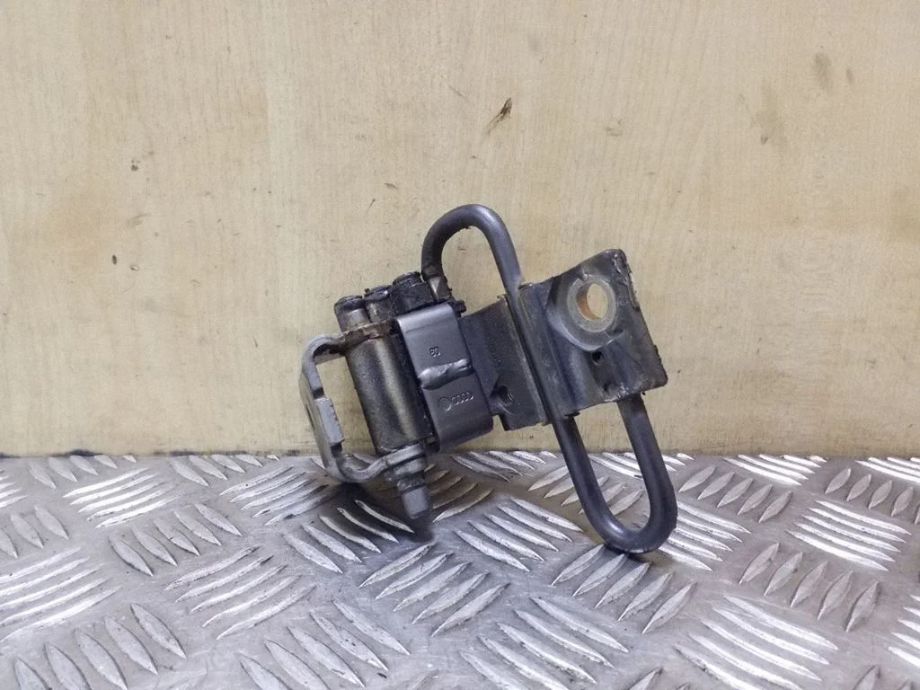 Front door lower hinge – Audi A4 S4 B6 8E 8H (2001-2005)