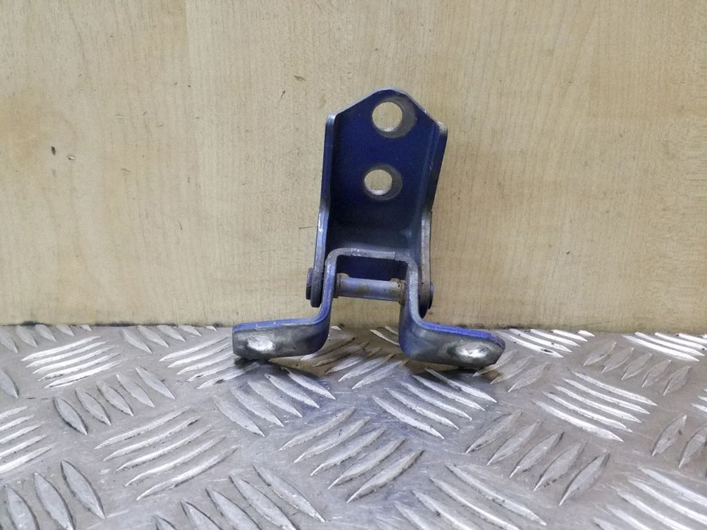 Front door lower hinge – front left