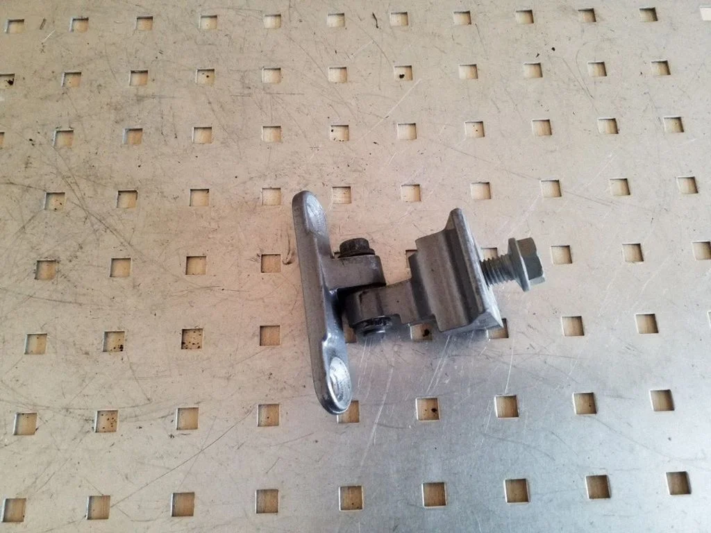 Front door lower hinge 7199575