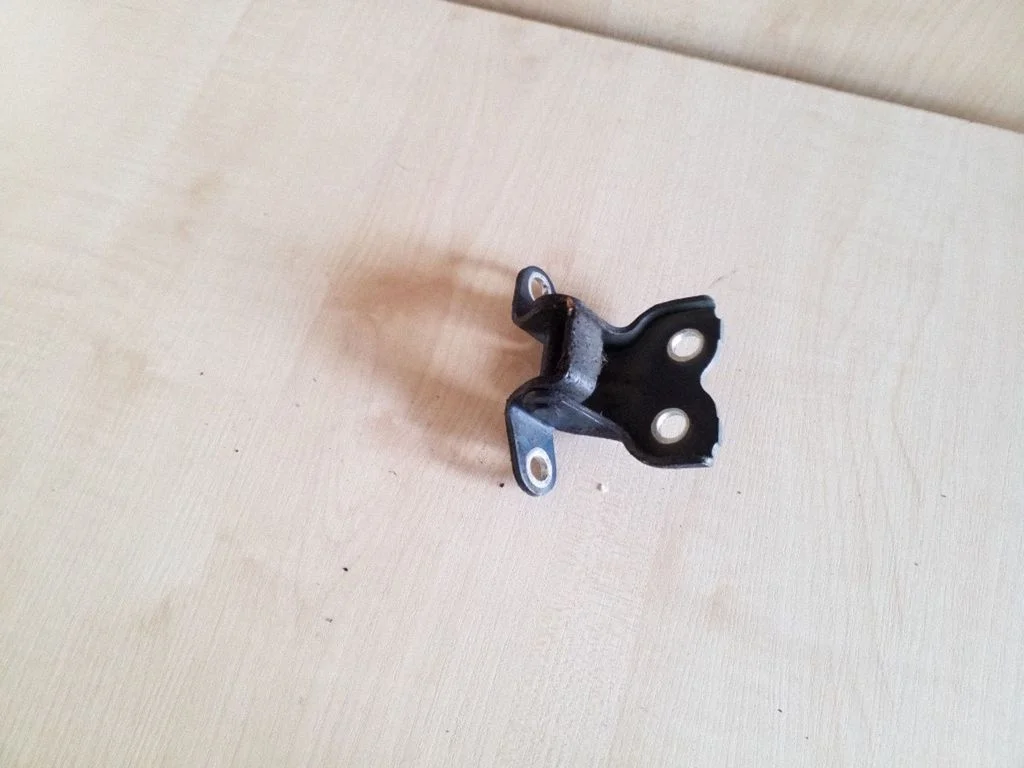 Front door lower hinge – right