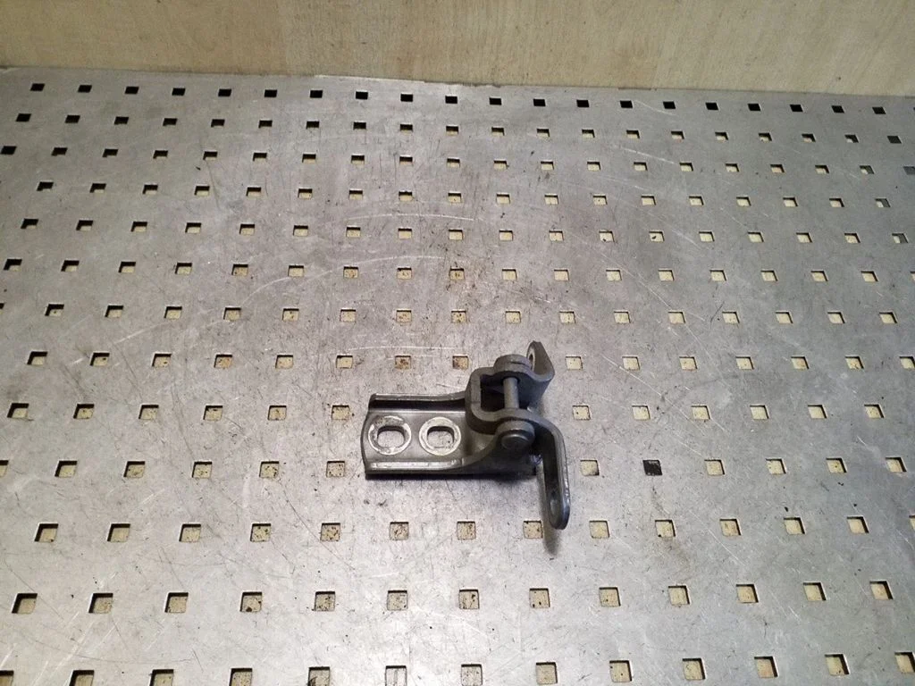 Front door lower hinge – right