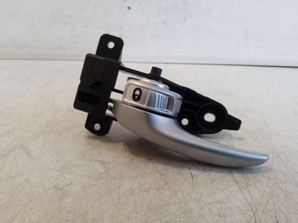 Front door interior handle C390