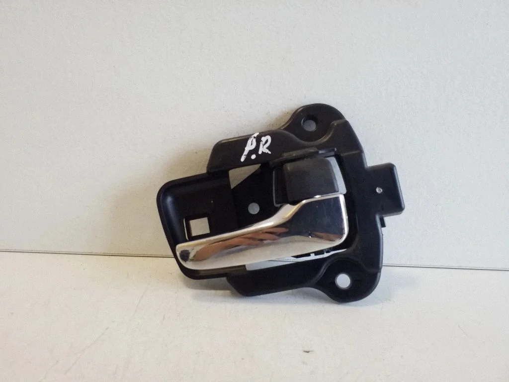 Front door interior handle MN105360