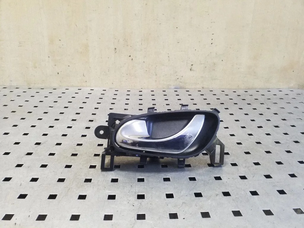 Front door interior handle – left