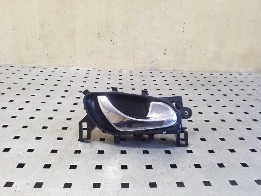 Front door interior handle – right