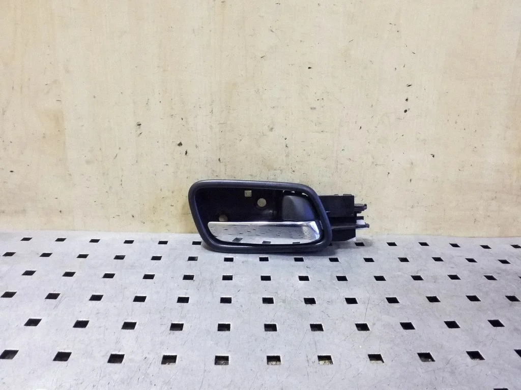 Front door interior handle – right